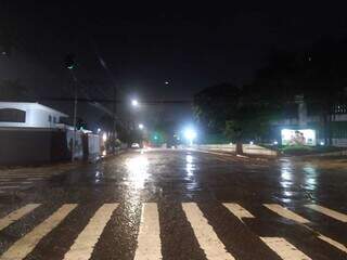 Chuva na Rua da Paz, no Jardim dos Estados, por volta das 18h30 (Foto: Guilherme Correia)