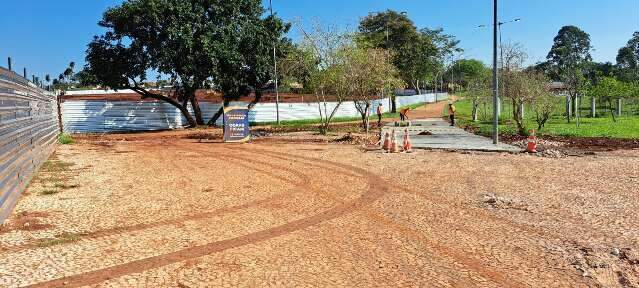 Pista de caminhada da Orla Morena &eacute; desviada para obra de residencial avan&ccedil;ar 