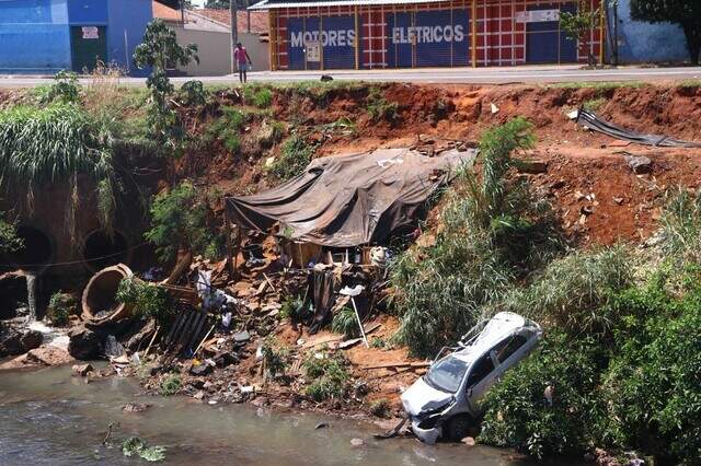 Carro Cai Em Barranco De Rio Na Avenida Ernesto Geisel Direto Das