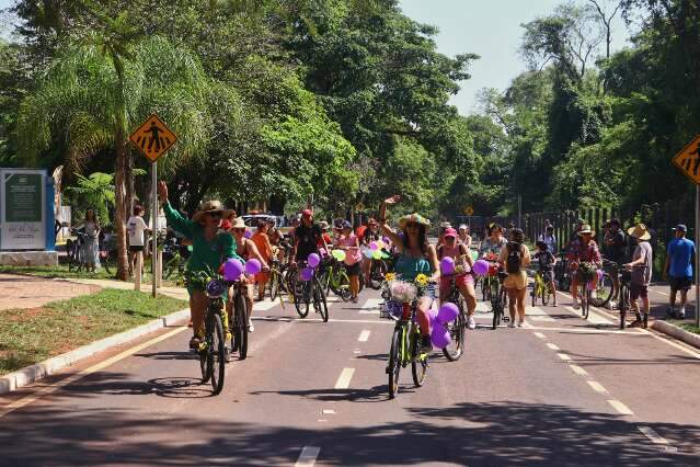 Com bicicletas decoradas, mulheres participam de passeio internacional 