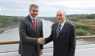 Mario Abdo Benítez e Michel Temer, ex-presidentes do Paraguai e do Brasil, assinaram declaração para construção da ponte da Rota Bioceânica em dezembro de 2018 (Foto: Cesar Itiberê/PR)