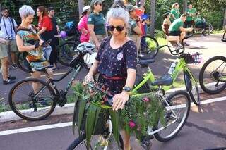 Poliana mostra orgulhosa a bicicleta cheia de plantas (Foto: Paulo Francis)