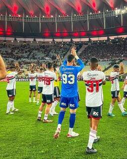 Jogadores do São Paulo agradecem a torcida que compareceu ao Maracanã neste domingo (Foto: São Paulo Futebol Clube) 