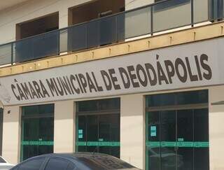 Fachada do prédio da Câmara Muncicipal de Deodápolis, onde vereadores querem votar o reajuste da próxima legislatura (Foto: Divulgação)