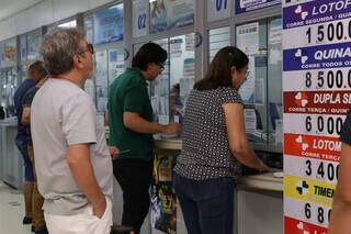 Apostadores em lotérica de Campo Grande (Foto: Paulo Francis)