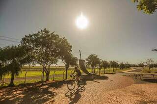 Calor em Campo Grande pode chegar aos 34ºC nesta sexta-feira (Foto: Marcos Maluf)