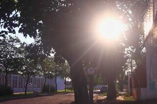 Amanhecer com céu brilhando forte, por volta das 6h30 deste domingo, em Campo Grande (Foto: Paulo Francis)