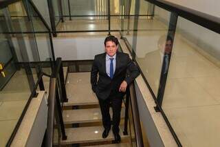 Dr. Fabiano descendo as escadas da clínica onde atende. (Foto: Paulo Francis)
