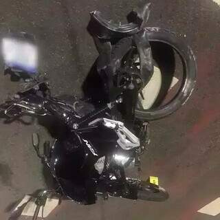 Motocicleta Honda Fan ficou totalmente destruída após acidente (Foto: Direto das Ruas)
