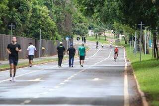 Pedestres e ciclistas passeando no Parque dos Poderes (Foto: Henrique Kawaminami)