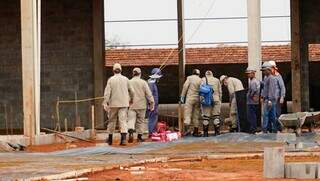 Homem cai em buraco de 2 metros enquanto trabalhava na Capital 