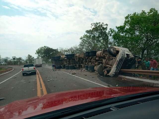 Carreta com carga de calc&aacute;rio sai da pista e fica destru&iacute;da ao tombar na BR-262