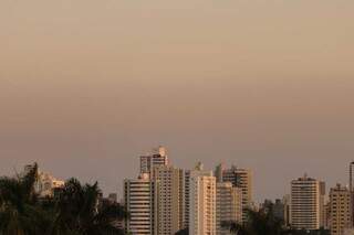 Céu claro de Campo Grande visto do Jardim Bela Vista nesta manhã (Foto: Henrique Kawaminami)