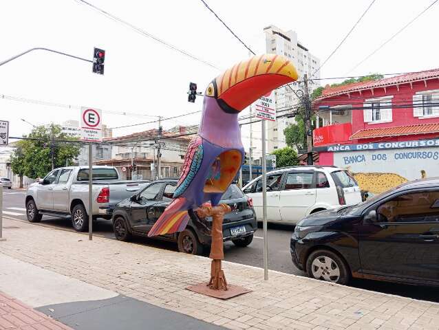 Orelh&atilde;o vandalizado no Centro &eacute; reerguido, mas ainda n&atilde;o voltou a funcionar