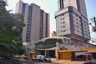 Prédio de hotel na Avenida Afonso Pena, no Centro de Campo Grande, segue fechado. (Foto: Paulo Francis)
