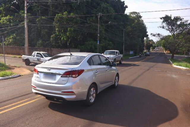 Em cruzamento perigoso, motoristas contam com &quot;boa vontade&quot; para atravessar via