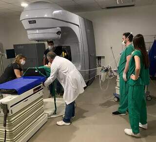 Profissionais realizam radioterapia com sedação (Foto: Divulgação/Humap) 