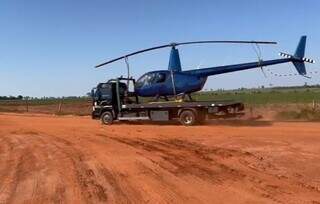 Helicóptero foi guinchado após ser encontrado em propriedade rural. (Foto: Site Tá na Mídia Naviraí)