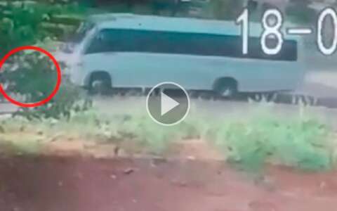 Vídeo mostra momento em que motocicleta bate em ônibus de prefeitura