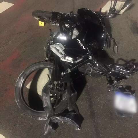 Motorista atinge moto, depois arrasta condutor e passageiro por 120 metros