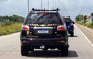 Viatura da Polícia Federal conduzindo o homem preso (Foto: Divulgação/Polícia Federal)