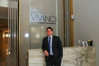 Dr. Fabiano Vilas Boas na recepção da Clínica Vivanci. (Foto: Paulo Francis)