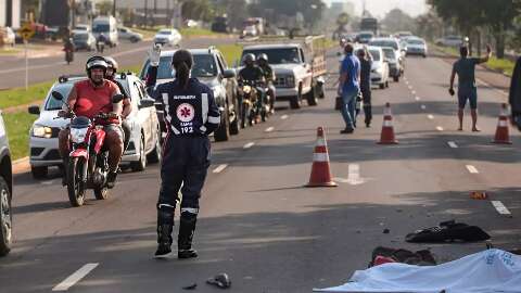 Motociclista bate em carro, cai e morre após ser atropelado por ônibus 