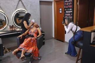 No salão, Guacira ganhou maquiagem e ensaio dos preparativos. (Foto: Paulo Francis)
