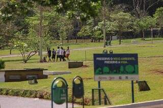 Paisagem próxima à lagoa do Parque das Nações Indígenas, em Campo Grande (Foto: Henrique Kawaminami)