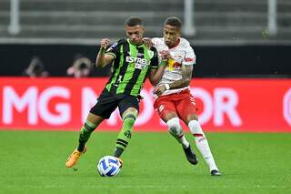 Lance de América-MG e Bragantino pela Copa Sul-Americana (Foto: Mourão Panda/América)