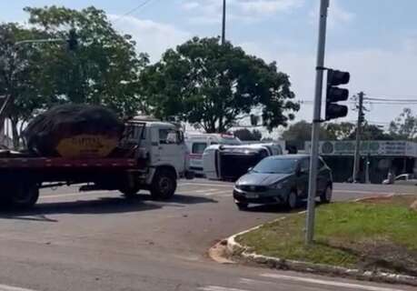 Carro tomba em acidente com ambulância que transportava idoso de Alcinópolis