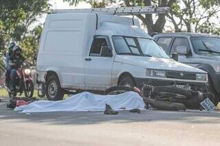 Fiorino, envolvida no acidente, parada ao lado do corpo da vítima  (Foto: Marcos Maluf) 