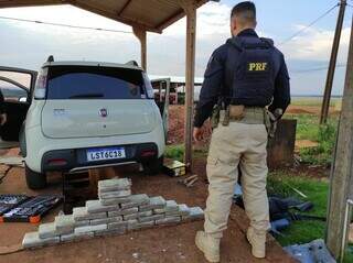 Tabletes de cocaína retirados de compartimento de Fiat Uno (Foto: Divulgação)