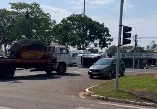 Carro tombou após colisão com ambulância (Foto: Direto das Ruas)