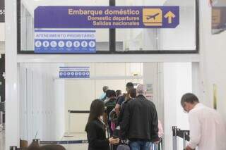 Movimento de passageiros no embarque do Aeroporto Internacional de Campo Grande (Foto: Henrique Kawaminami)