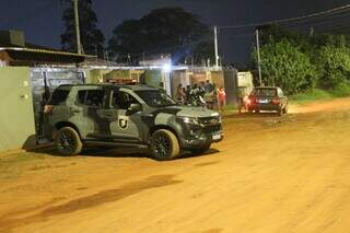 Viatura do Choque em frente ao local onde assaltante trocou tiros com policiais. (Foto: Juliano Almeida)