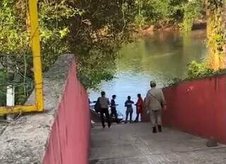 Movimentação do Corpo de Bombeiros, Polícia e Perícia no local onde corpo foi encontrado (Foto: O Pantaneiro)