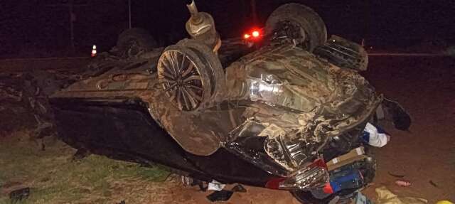 Carro com fam&iacute;lia e dois cachorros capota ap&oacute;s pneu estourar em rodovia