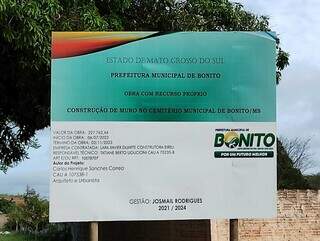 Placa foi colocada no local em que Prefeitura de Bonito pretende ampliar o Cemitério Municipal (Foto: Redes Sociais)