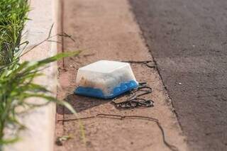 Marmita que a vítima carregava na motocicleta foi parar no meio-fio (Foto: Marcos Maluf)