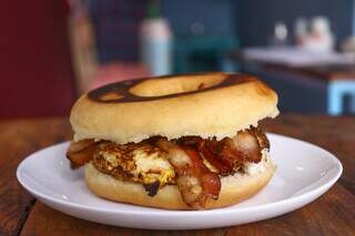 Donut burger bacon com queijo, mussarela, ovo e tiras de bacon. (Foto: Paulo Francis)