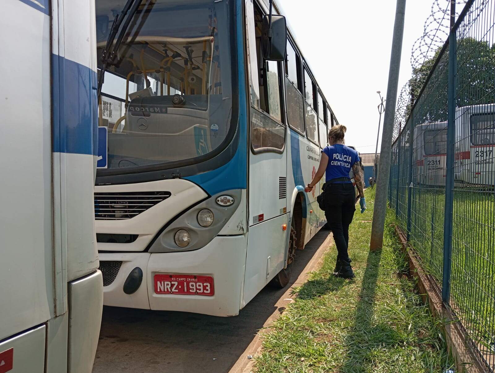 Ônibus envolvido em acidente com morte é periciado dentro de terminal 
