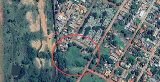 Dentro do círculo vermelho, o terreno de 1 hectare comprado pela prefeitura e que tem uma nascente canalizada (Foto: Google Eearth)