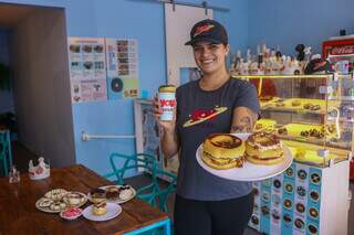 Lisiê Costa Cordeiro é uma das responsáveis pela loja de donuts. (Foto: Paulo Francis)