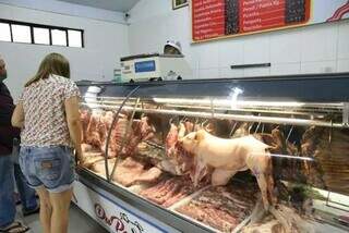 Cliente observa peças de carne em açougue de Campo Grande (Foto: Arquivo)