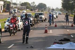 Socorrista organizando o trânsito enquanto a polícia não chega (Foto: Marcos Maluf) 