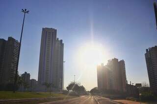 Tempo ensolarado na Avenida Afonso Pena próximo ao acesso para a Ceará (Foto: Paulo Francis)