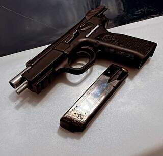 Pistola 9 milímetros apreendida com adolescente baleado (Foto: O Correio News)