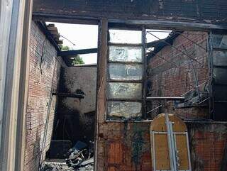 Casa destruída após incêndio causado por vazamento de gás (Foto: Idaicy Solano)