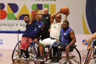 Equipe de Mato Grosso do Sul (de azul) disputando partida do Brasileiro (Foto: Divulgação/CBBC)